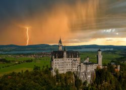 Temporale al Castello Neuschwanstein - Il Clima della Baviera, nel sud della Germania. è spesso caratterizzato da tempo variabile in estate, con fenomeni temporaleschi anche di forte ...