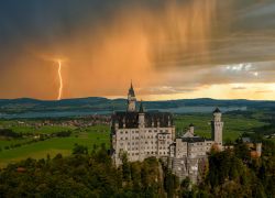 Temporale al Castello Neuschwanstein - Il Clima della Baviera, nel sud della Germania. è spesso caratterizzato da tempo variabile in estate, con fenomeni temporaleschi anche di forte ...