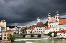 Temporale a Steyr borgo dell'Alta Austria. Il clima di questa cittadina è tipico della mittel Europa, con esti caldi ma spesso piovose, mentre in inverno è facile vedere cadere ...