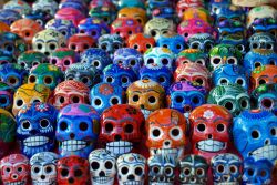 Teschi colorati di ceramica in un negozio di Chichen itza: siamo nella penisola dello Yucatan, in  Messico, enll'entroterra della Riviera Maya - © aquatic creature
/ Shutterstock.com ...