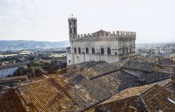 Le calde geometrie dei tetti del centro di Gubbio e il Palazzo dei Consoli - © Claudio Giovanni Colombo/Shutterstock.com