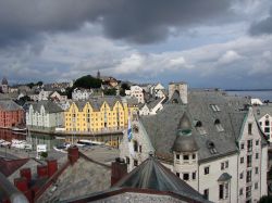 I tetti del centro storico di Alesund (Norvegia occidentale, regione del Sunnmøre) in un'affascinante giornata di nuvole. L'architettura Art Nouveau di Alesund ha fatto sì ...