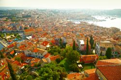 I tetti del centro storico di Rovigno, la bella città costiera dell'Istria, in Croazia - © silver-john / Shutterstock.com