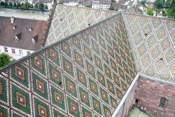 Particolare del tetto della cattedrale di Basilea, Svizzera - E' uno splendido esempio di architettura di epoca medievale in stile romanico gotico la cattedrale di Basilea. "Basler ...