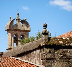 Tetto di un antico palazzo a Santiago de Compostela in Galizia (Spagna) - © Mikhail Zahranichny / Shutterstock.com