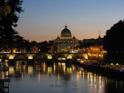 Roma by night è una meraviglia, con il Tevere illuminato, i ristoranti romantici sul fiume, e la sagoma di San Pietro che solida veglia sulla città e si staglia contro gli ...