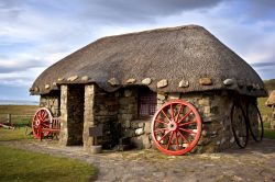 Un tipico "Thatched Cottage" sull' Isola Skye, la casa tradizionale delle Highlands in Scozia con il tetto di paglia - © Georgi D.  / Shutterstock.com