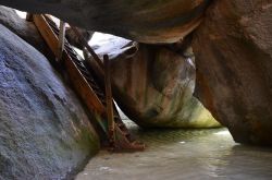 Le rocce a The Baths relax nel mare di Virgin Gorda, Isole Vergini Britanniche - © Guendalina Buzzanca / thegtraveller.com