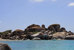 The Baths - Situata nella parte sud dell’isola di Virgin Gorda è una delle destinazione più famose per i turisti di tutto il mondo. Ci si può arrivare via terra attraverso ...