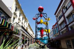 La Bucket Fountain di Wellington, Nuova Zelanda, fu progettata da Burren e Keen e inaugurata nel 1969 lungo Cuba Street. E' una fontana mobile, formata da una serie di "secchielli" ...