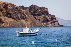 La costa rocciosa di Thirasia, nell'arcipelago delle Cicladi, Grecia. L'isola vulcanica un tempo era unita in un blocco unico a Thera (Santorini), da cui si è separata nel IV ...