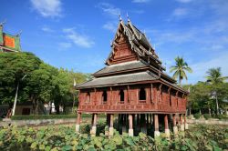 Panorama sul Thung Si Meuang a Ubon Ratchathani - Una grande vasca d'acqua impreziosita da fiori di loto ospita al suo centro una caratteristica stupa costruita sulla base di una palafitta. ...