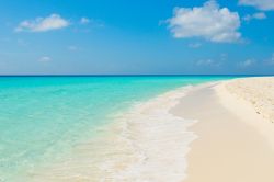 Una tipica spiaggia bianca tropicale a Los Roques in Venezuela - © javarman / Shutterstock.com