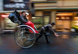 Un tipico rickshaw a Tokyo, il modo più originale per visitare la città, con motore ad "energia umana" - © wdeon / Shutterstock.com 