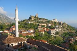 Tirana (Albania): il minareto di Kruja e il castello Skanderbeg. Fondata da un pascià turco nel 1614, Tirana fu dichiarata capitale dell'Albania nel 1920 perchè il potere centrale ...