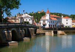Tomar e il fiume Tago in Portogallo  - © Pecold / Shutterstock.com