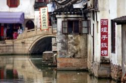 Tongli Cina orientale: scorcio di un canale navigabile