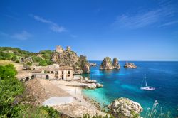 La splendida Tonnara di Scopello, in pratica la porta d'accesso alla Riserva dello Zingaro, da dove si può raggiungere con un magnifico sentiero, a piedi, la zona di San Vito lo Capo ...