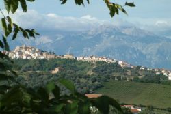 Torino di Sangro Vista da Sud Est con sullo sfondo le montagne della Maiella - © Darioblues, Wikipedia