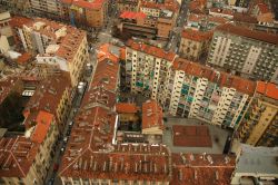 Veduta aerea di Torino (Piemonte), fotografata dalla Mole Antonelliana. Incastonata nel cuore della città, la Mole progettata dall'architetto Alessandro Antonelli nella seconda metà ...