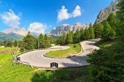 Tornante lungo la Strada delle Dolomiti (SS 48) che sale ai 2.239 metri del Passo Pordoi, poco sopra Canazei in Trentino. Si tratta di uno dei tratti più classici del percorso del Giro ...