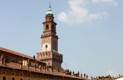 La Torre Bramante, il capolavoro del Castello di Vigevano, che ha ispirato la torre del Castello Sforzesco di Milano - © Valeria73 / Shutterstock.com