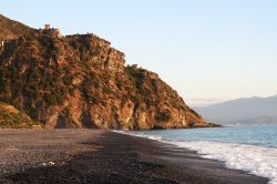 La Torre di Nonza vista dalla spiaggia, siamo sul "dito" della Corsica, lungo le coste occidentali della penisola di Cap Corse