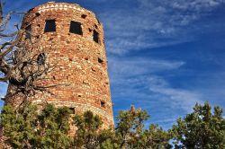 Una torre Panoramica  dove osservare la grande voragine scavata dal fiume Colorado: siamo nei pressi del Grand Canyon Village, in Arizona (USA) - © Martin M303 / Shutterstock.com