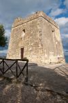 Torre Portogreco a Vieste, una delle torri create sulle coste del Gargano, in Puglia, a difesa delle incursioni dei sareceni e pirati dell'Adriatico - © Davide.D / Shutterstock.com