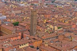 Torre Prendiparte, in centro a Bologna, fotografata dalla torre degli Asinelli - © Banet / Shutterstock.com