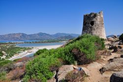 Torre di avvistamento contro le incursioni dei saraceni, costruita durante la dominazione spagnola in Sardegna: ci troviamo non distanti dalla località balneare di Porto Giunco, nei dintorni ...