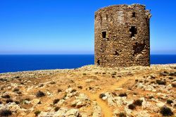 Torre d'avvistamento sulla costa nei pressi di Cala Domestica a Buggerru (Sardegna) - © Sfocato / Shutterstock.com