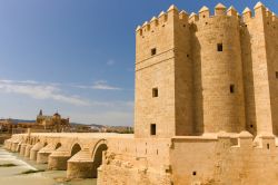 La Torre de la Calahorra, all'estremità del ponte romano dul fiume Guadalquivir a Cordoba (Cordova), la storica città dell'Andalusia (Andalucia) in Spagna  - © ...