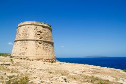 L'antica Torre di avvistamento des Garrovet a Capo Babaria, all'estremità sud-occidentale di Formentera, Baleari, Spagna - © holbox / Shutterstock.com