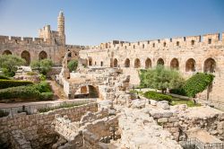 La Torre di Davide si trova a Gerusalemme accanto alla Porta di Giaffa, uno degli antichi ingressi alla città vecchia.Si chiama così perché i bizantini credevano fosse il ...
