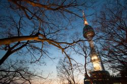 La grande torre di Seoul nel crepuscolo. Siamo nella Korea del Sud - © wasa_d / Shutterstock.com