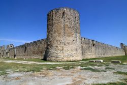 Torre di guardia delle mura di Aigues Mortes, Provenza - E' uno degli esempi più importanti e completi dell'architettura militare del XIII° secolo. La cinta fortificata di ...