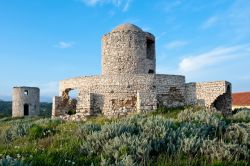 Una delle torri medievali nei pressi di Bonifacio, nel Sud della Corsica. Le torri di avvistamento e di difesa servirono sin dall'antichità per sorvegliare la costa e avvistare i ...