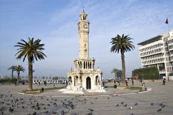 La Torre dell'orologio a Izmir (Turchia) in piazza Konak. E' diventata il simbolo di Smirne, venne costruita nel 1901 - © GONUL KOKAL / Shutterstock.com