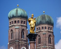 La Frauenkirche (Dom zu unserer lieben Frau), nel centro di Monaco di Baviera, è facilmente riconoscibile per le due Torri campanarie, qui riprese con la statua di Maria posta in cima ...