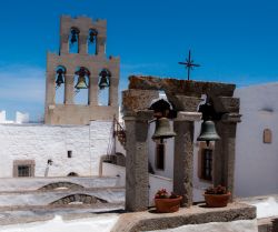 Le torri campanarie del monastero di San Giovanni. il luogo delle visioni è chiamato Apokalipsis, e questo santuario di Patmos è uno dei più celebri della Grecia - © ...