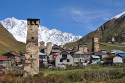 Le torri di Ushguli, la meraviglia dello Svaneti. Sullo sfondo il Monte Shkhara, con 5.068 m la vetta più alta della Georgia