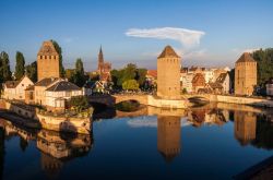 Torri e ponti dell'antica Strasburgo, Francia - Punto strategico di grande importanza, quella che in origine si chiamava Argentorate fu devastata dalle invasioni barbariche e, in seguito ...