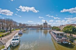 Panorama sulla Tour de Costance di Aigues Mortes, Francia - E' un possente mastio cilindrico, alto 40 metri per 22 di diametro, isolato all'angolo nord ovest delle mura cui è ...