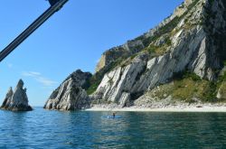 Tour in barca sulla Riviera del Conero: gli scogli delle Due Sorelle