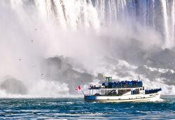 Tour in barca sotto le Niagara Falls: è il famoso Maid of the Mist Boat Tour, che parte dal molo sul versante americano per spingersi fin sotto le cascate sul lato opposto, in Canada ...