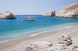 Tour in barca tra le spiagge di Folegandros. Arcipelago delle cicladi, Grecia - © Georgios Alexandris / Shutterstock.com