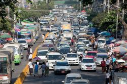 Traffico caotico nella cittadina di Yangon, Birmania.

