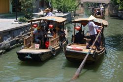 Traffico di punta nei Canali di Zhouzhuang in Cina