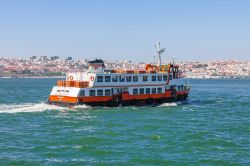 Traghetto Cacilheiro, fotografato nell'estuario del fiume Tago a Lisbona - © StockPhotosArt / shutterstock.com